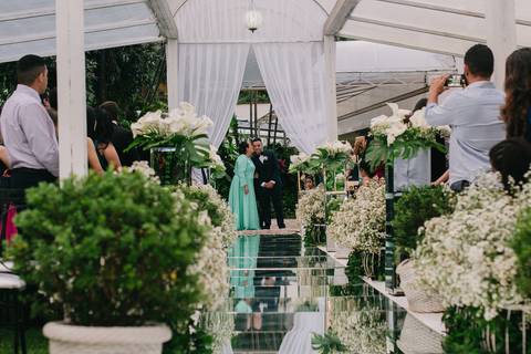entrada do noivo com a mãe casamento de dia '