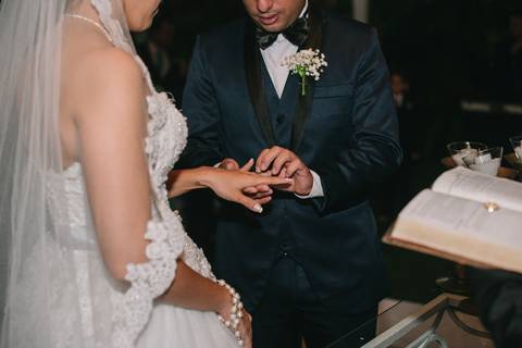 troca das alianças dos noivos'