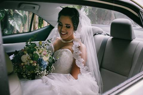 foto da noiva no carro'