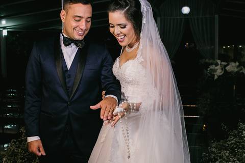 fotografia dos noivos apos a cerimonia'