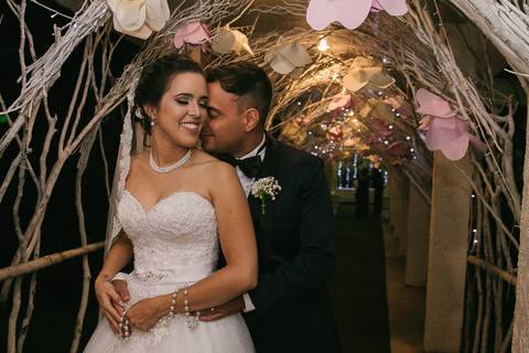 fotos dos noivos após a cerimonia '