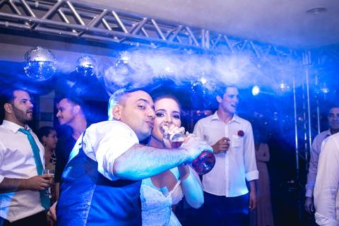 noivos dançando e bebendo na pista de dança'