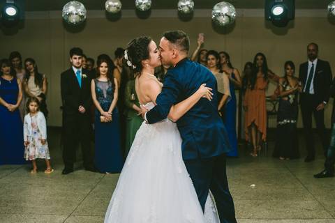 dança dos noivos na festa de casamento'