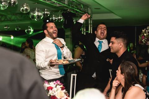 Brincadeira da gravata no casamento'