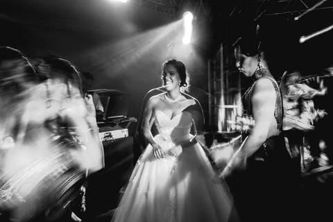 noiva se divertindo na festa de casamento'