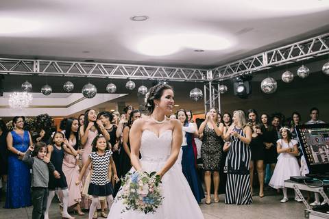 noiva jogando o buquet'