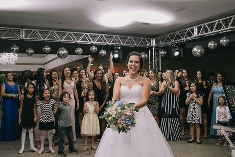 Noiva jogando buquet'