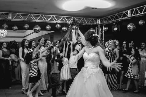 brincadeiras para jogar o buquet no casamento'