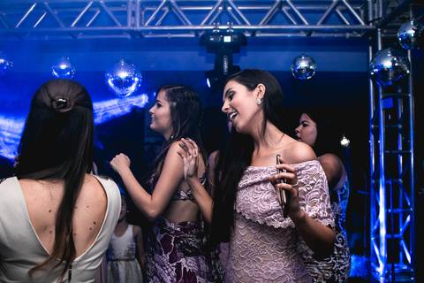amigas da noiva dançando'
