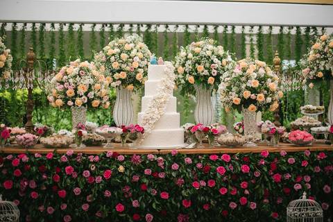 mesa do bolo de casamento de dia'