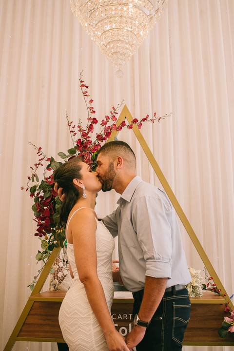 BEIJO DOS NOIVOS NA CERIMONIA CIVIL'