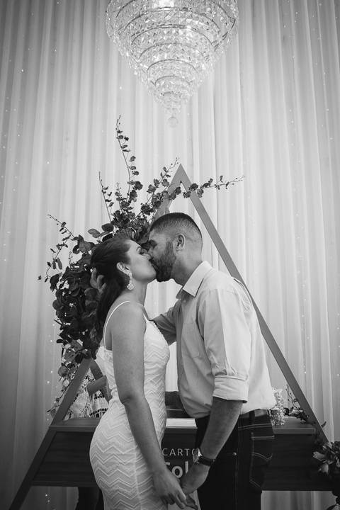 beijo dos noivos na cerimonia civil'