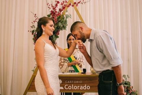 noivo beijando a mão da noiva'