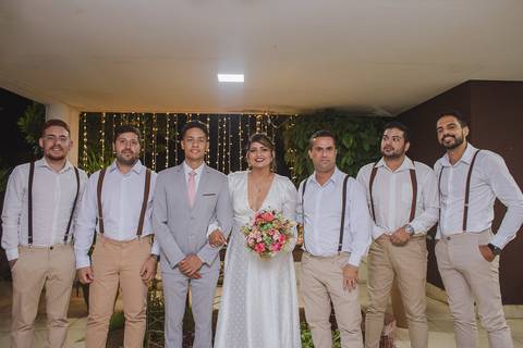 foto dos padrinhos com os noivos'