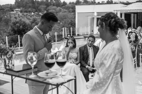 emoção na hora dos votos do noivo'