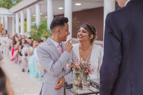 noivos no altar sorrindo'