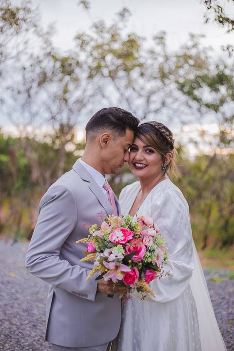 terno cinza com gravata rosa'