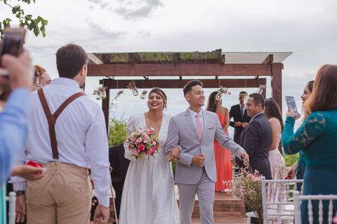 saída dos noivos com flores'