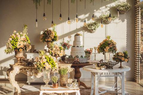 decoração da mesa dos bolos'