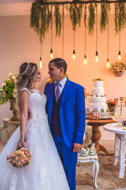 noivos na mesa do bolo'