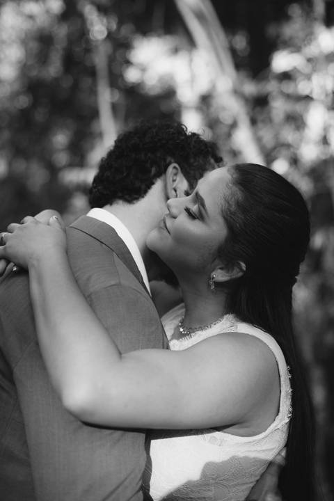 abraço do casal durante o ensaio de casamento em brasilia'