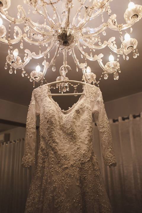 vestido da noiva de mangas longas no making off'