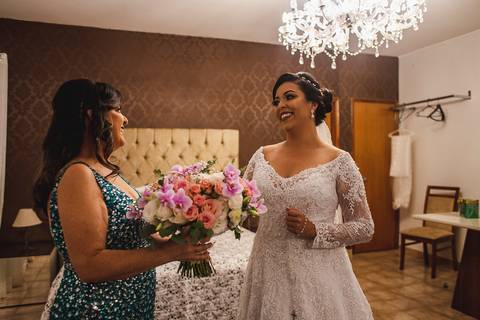 mãe da noiva com o buque no making of da noiva'