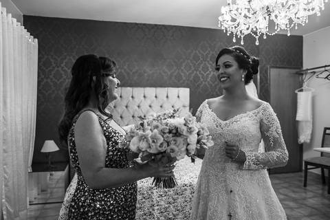 mae da noiva se emociona ao ver a filha'