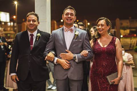 entrada do noivo na cerimonia religiosa'