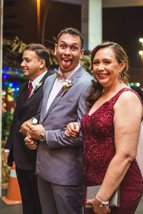 entrada do noivo na cerimonia religiosa'