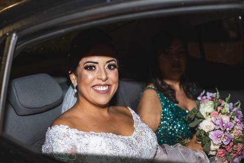 noiva no carro com o buque'