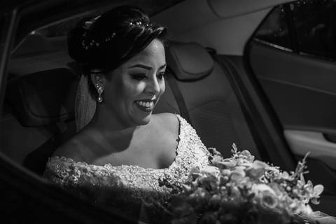 noiva no carro com o buque'