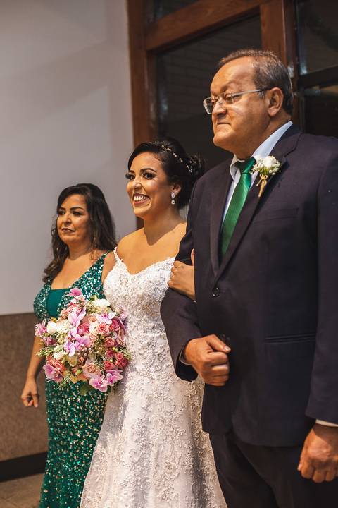 entrada da noiva na igreja com o pai e a mãe'