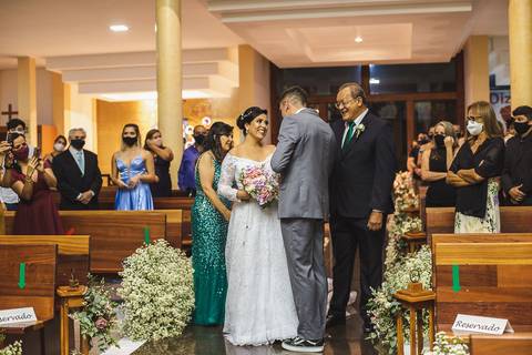 entrada da noiva na igreja com o pai e a mãe'