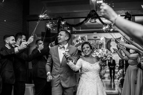 saída dos noivos com foguinho'