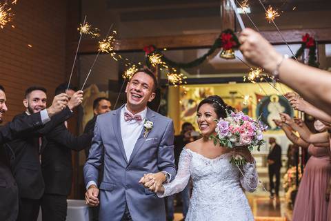 madrinhas e padrinhos com foguinhos na saída dos noivos'