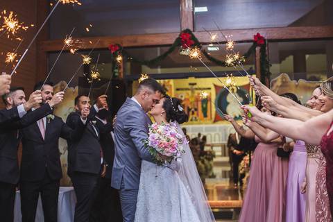 beijo dos noivos na saída'