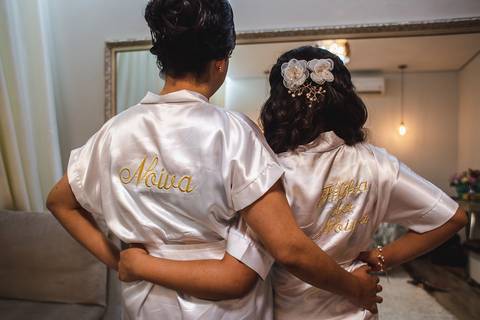 noiva e filha da noiva com robe bordado'