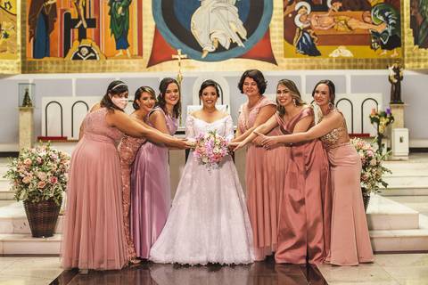 noiva e madrinhas de rosa'