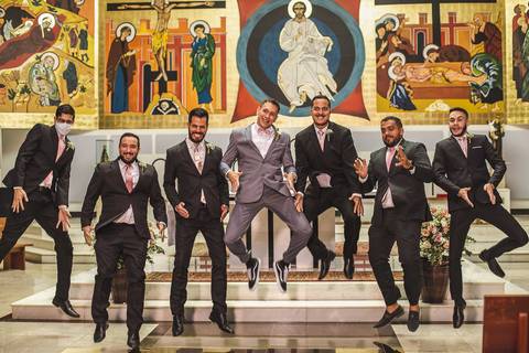 foto com sarrada dos padrinhos com o noivo'