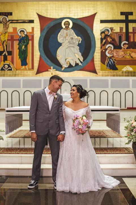 foto dos noivos na igreja no final da cerimonia religiosa'