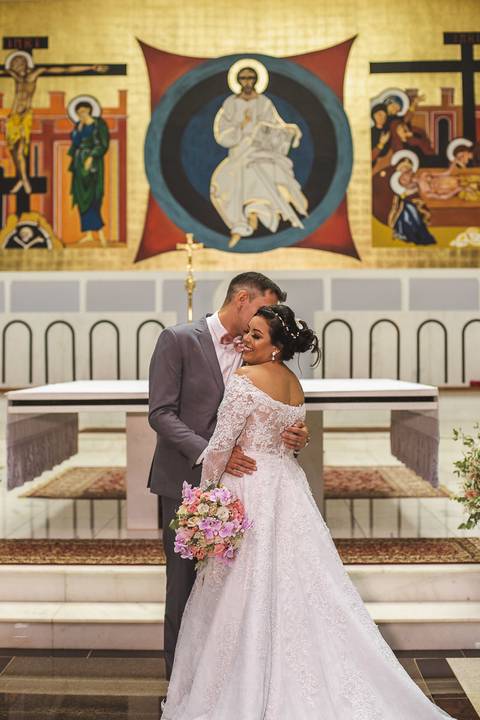 foto dos noivos na igreja no final da cerimonia religiosa'