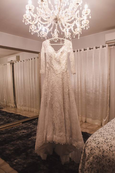 vestido da noiva com mangas longas e vestido bordado'