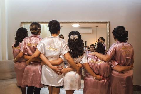 noiva e madrinhas de robe rosa'