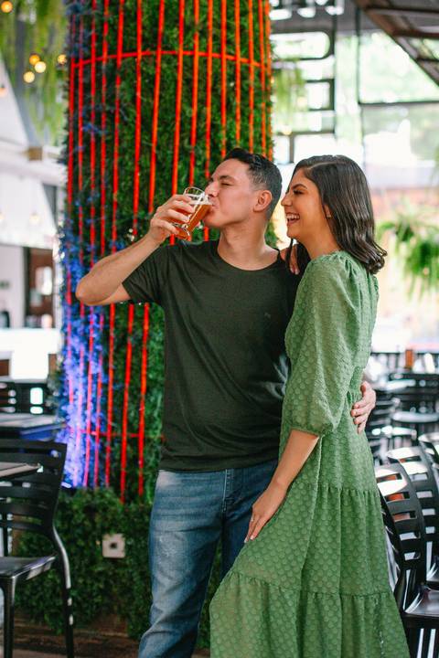 ensaio de casal com cerveja'
