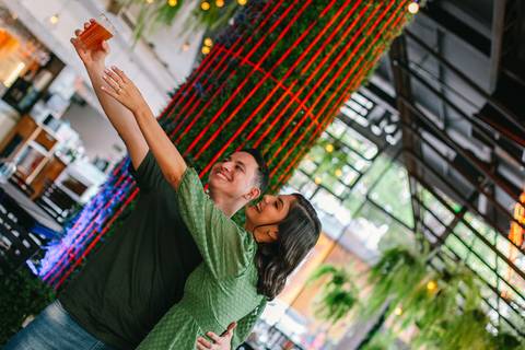 ensaio de casal com cerveja'