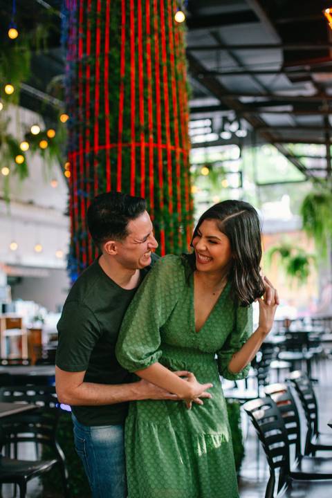 casal sorrindo espontaneamente'