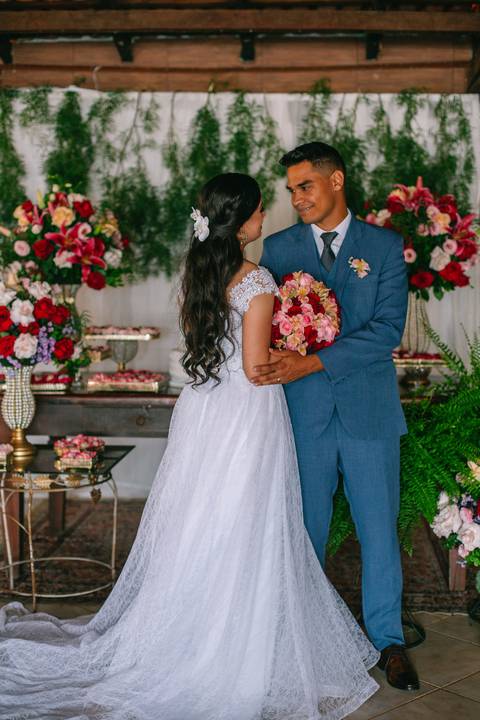 fotos do casal na mesa do bolo'