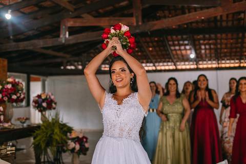 noiva jogando buquê'