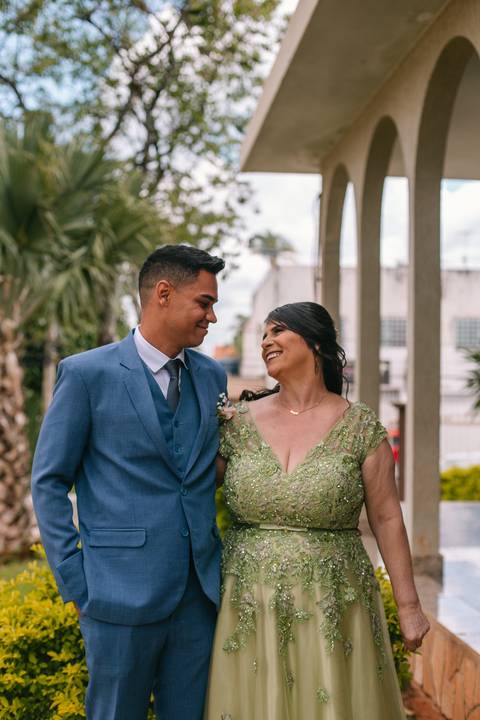 noivo com a mãe na entrada da igreja'